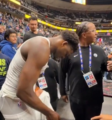 世界杯直播平台官网app下载最新版-真宠粉！爱德华兹赛后送球衣&amp;鞋&amp;签名&amp;合照！球裤差点脱掉